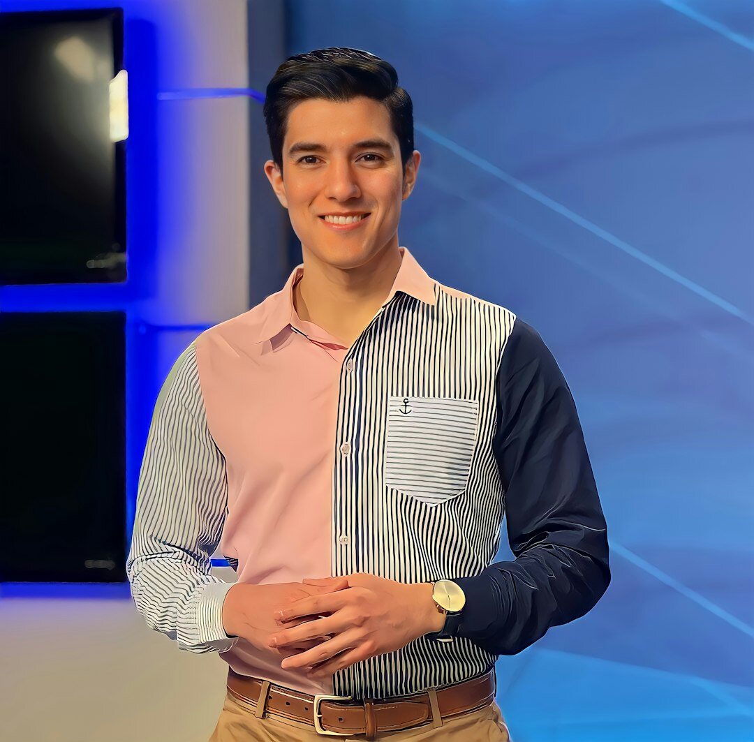 Portrait of a Latino television presenter in a suit